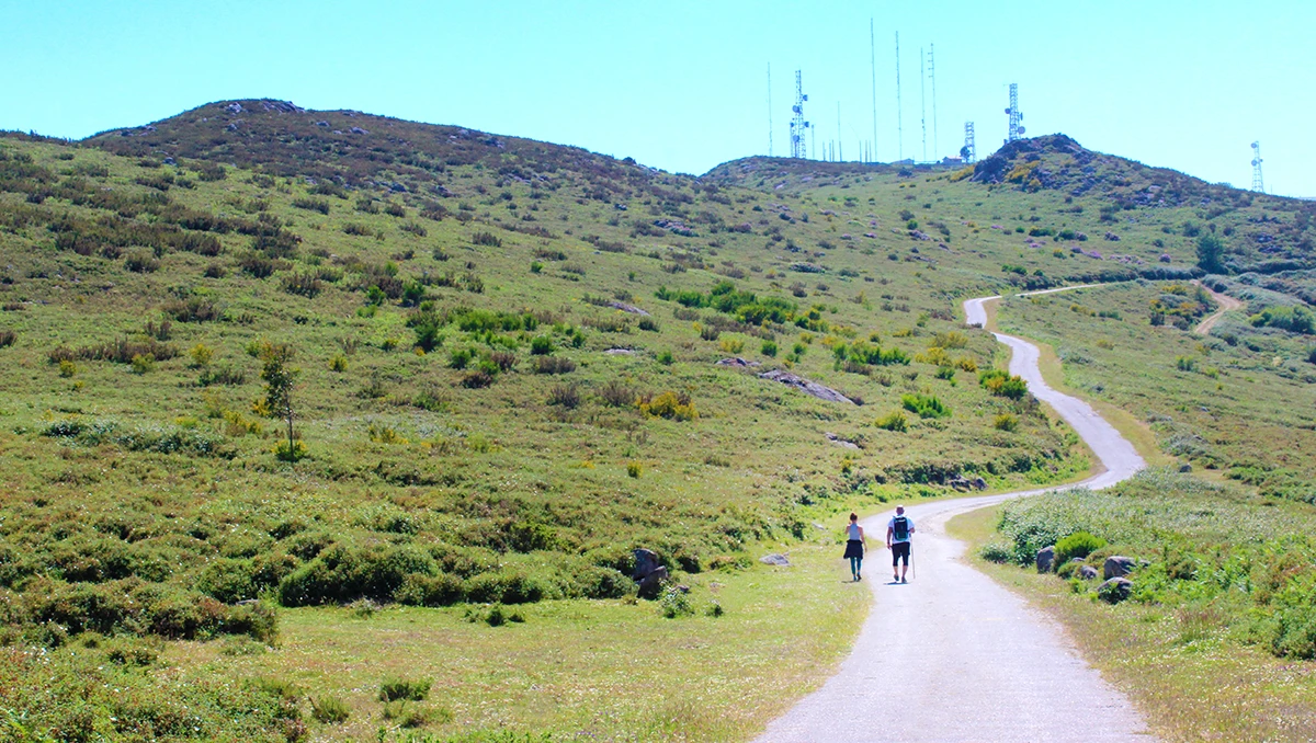 Hikers along the Fóia Trail in Monchique - Algarve Hikes